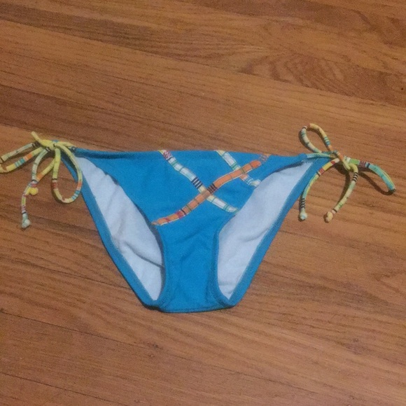Split Bikini - Picture 4 of 5